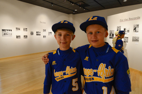 An adorable pair of baseball buddies