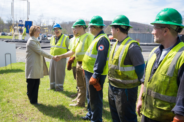 ShaleNET U.S. project director Alice M. Schuster, joined by consultant/instructor Rex E. Moore (background), greets students.