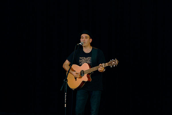 After a full day as multiple presenter and cosplay judge, Eric Stuart – who has toured with Ringo Starr and Peter Frampton – performs an acoustic set in Klump Academic Center.