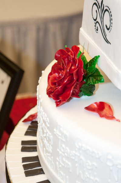 Fondant piano keys, piped lyrics and a pulled-sugar rose display Park's winning techniques.