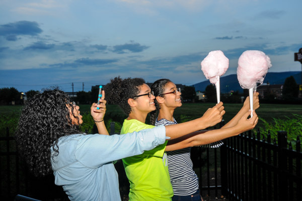 ... and in a cotton-candy photo op with her sisters.