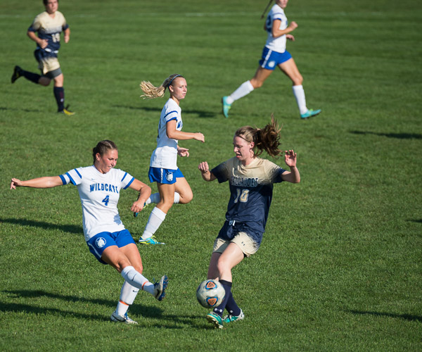 Robyn Beddow (4), who scored one of the day's four Wildcat goals, works the ball in Friday's action.