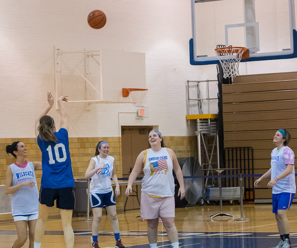 Heap takes a shot amid alumnae (from left) VanMetter, Burger, and sisters Jamie L. and Kierstin G. Steer.