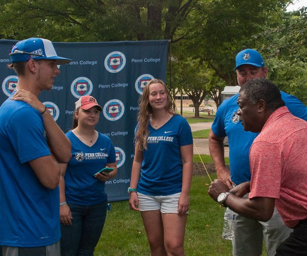 Murray shares a story with Wildcat athletes.