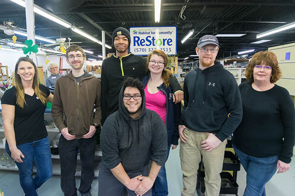 Student volunteers assist Habitat for Humanity ...