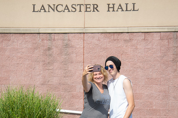 Mom grabs a parting selfie …