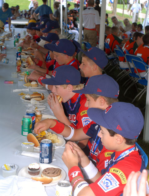 Mid-Atlantic teammates form a voracious "chow line" of their own.