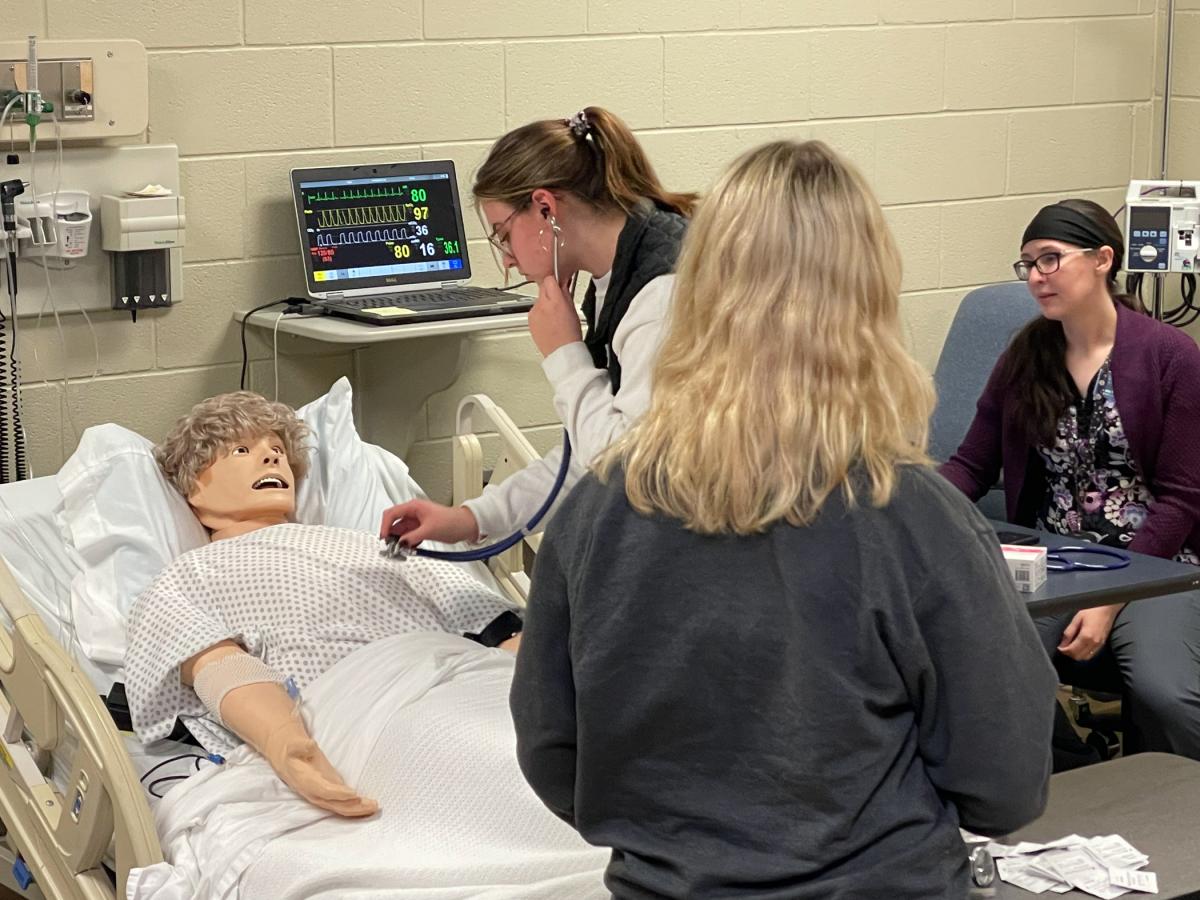 A simulation manikin provides real heart and lung sounds – among other human-like reactions.