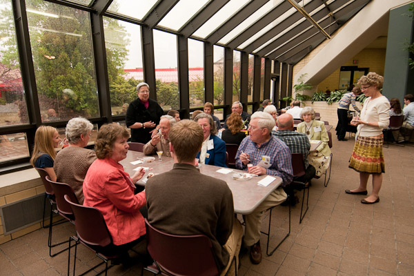 Guests enjoy their desserts and conversation in the atrium of the Keystone Dining Room. 