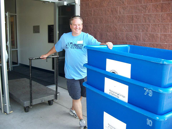 Todd R. Moore, a 1986 advertising art alumnus, does his part on move-in day.