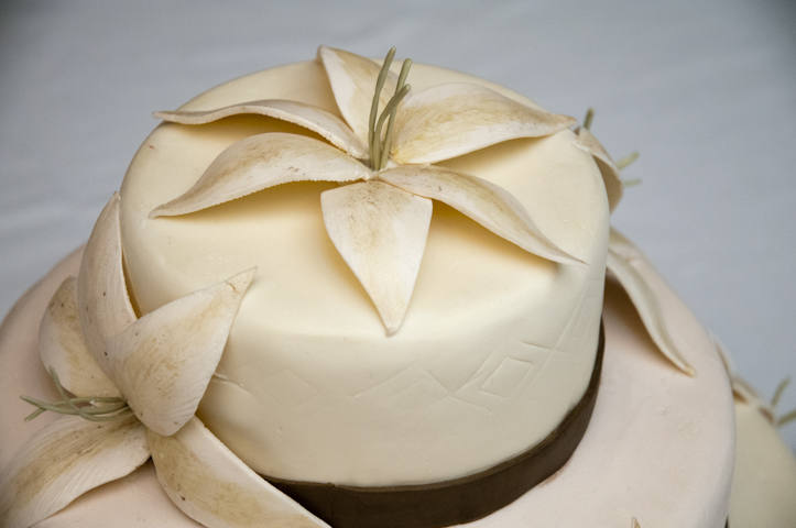 Lilies dress a neutral cake.