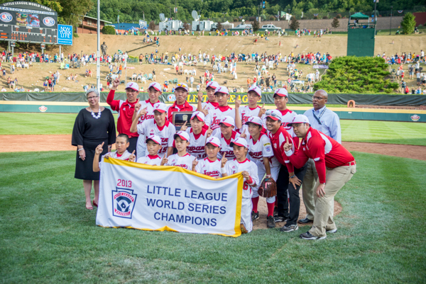 President Davie Jane Gilmour, with the Series' repeat champions from Japan's Musashi Fuchu Little League