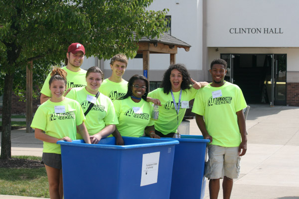 Many current students eagerly volunteered to help new students move into their residence halls. 