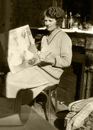 A 1925 photograph shows Zelda Fitzgerald with one of her paintings.