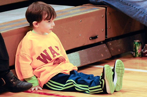 A young fan comfortably enjoys the court-level view.