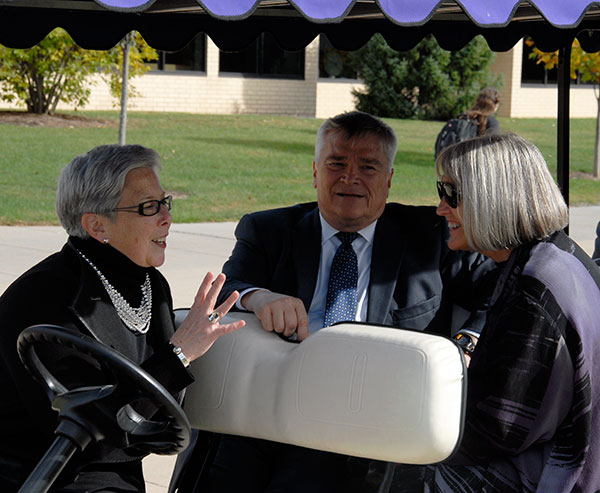Gilmour talks with the Barrons during a stop on the tour.