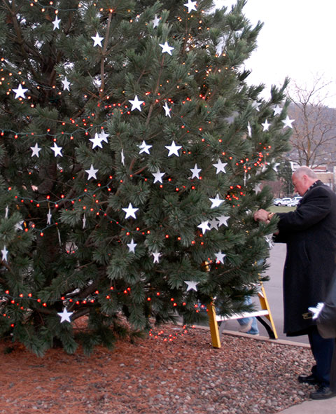Dennis L. Correll, associate dean for admissions and financial aid, adds a decorative touch to a tradition-in-progress.