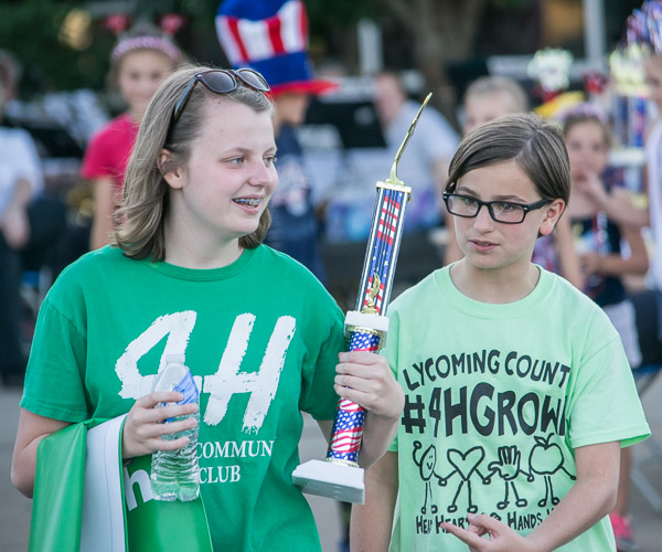 4H'ers tote their trophy, a 