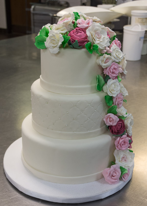 Handmade roses add a cascade of color to Taylor Bickhart’s third-place cake.