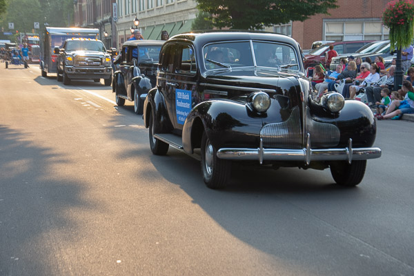 A themed parade entry: A 1939 Buick Roadmaster, followed by a 1940 Cadillac limousine once owned by movie star Cary Grant, the automotive restoration trailer and two student-manufactured Baja vehicles.