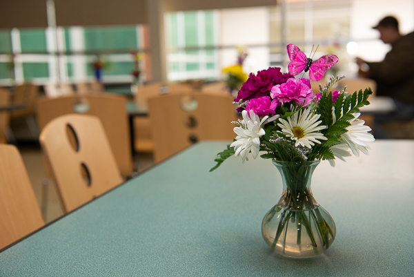 Apropos the green surroundings, lovely floral arrangements adorn each table.