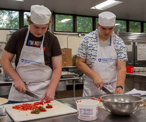 Participants dice the main ingredient for strawberry salsa, which was paired with dulce de leche ice cream to represent Spain on the international menu for the program’s culminating dinner. 