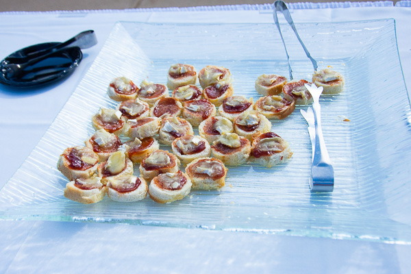 Finger food in a friendly atmosphere: bulgogi beef canapes from Korea
