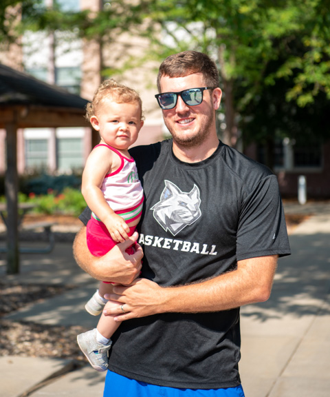 ... she's the daughter of Travis D. Heap, assistant women’s basketball coach! Heap and a heaping helping of players pitched in to assist on move-in day. 