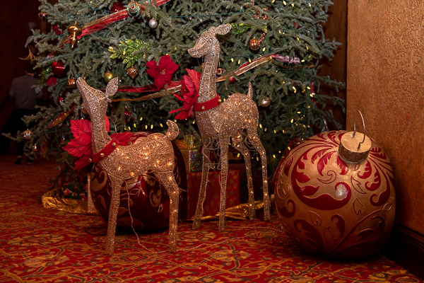 Sweet details under the tree in the inner lobby. 