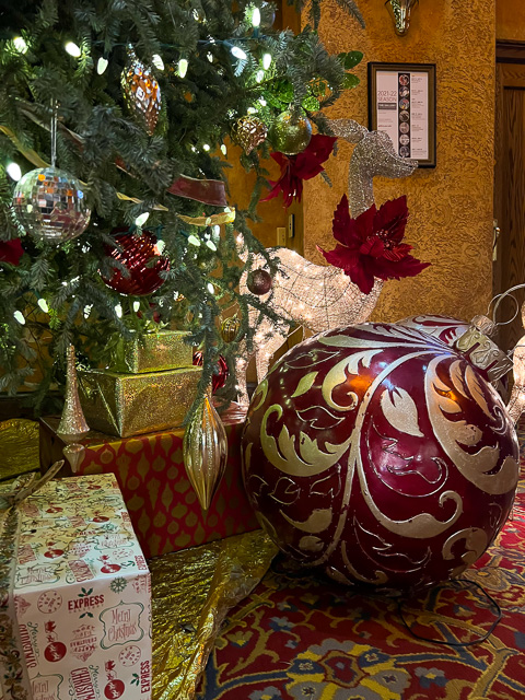 Decorations add a tasteful touch to an already-classy occasion.