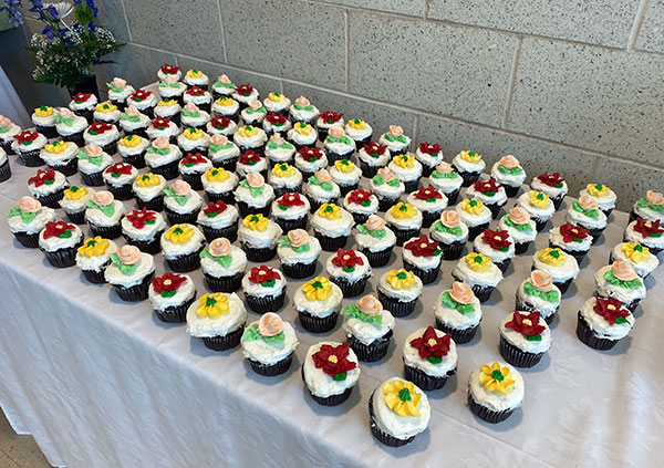 While parts of the large cake are technically edible, guests were encouraged to grab floral-accented cupcakes instead.