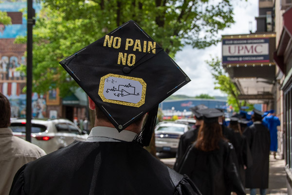  A graduation cap is the perfect canvas to show off well-earned knowledge – and inborn wit.