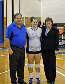 Lyndsey Smith joins her parents for pregame ceremony