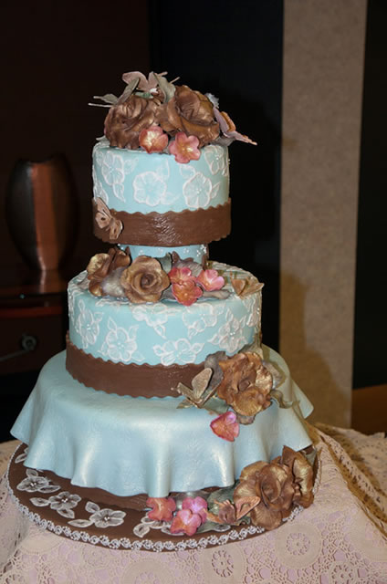 Susan M. Updegraffs cake takes its inspiration from antique doilies.