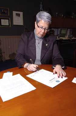 Penn College President Dr. Davie Jane Gilmour signs a statement of support for the National Guard and Reserve.