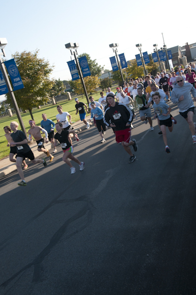 A strong start to Saturday morning's first Homecoming activity: a 5K run/walk to raise funds for the School of Health Sciences Endowed Scholarship Fund.
