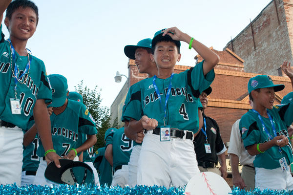 The Asia-Pacific team, from Fu-Hsing Little League of Kaohsiung, Chinese Taipei, tips its hats to the parade crowd.