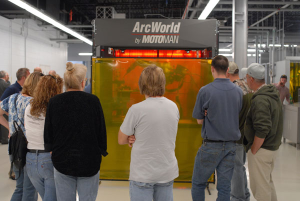 Robotic welding station draws an interested crowd ...