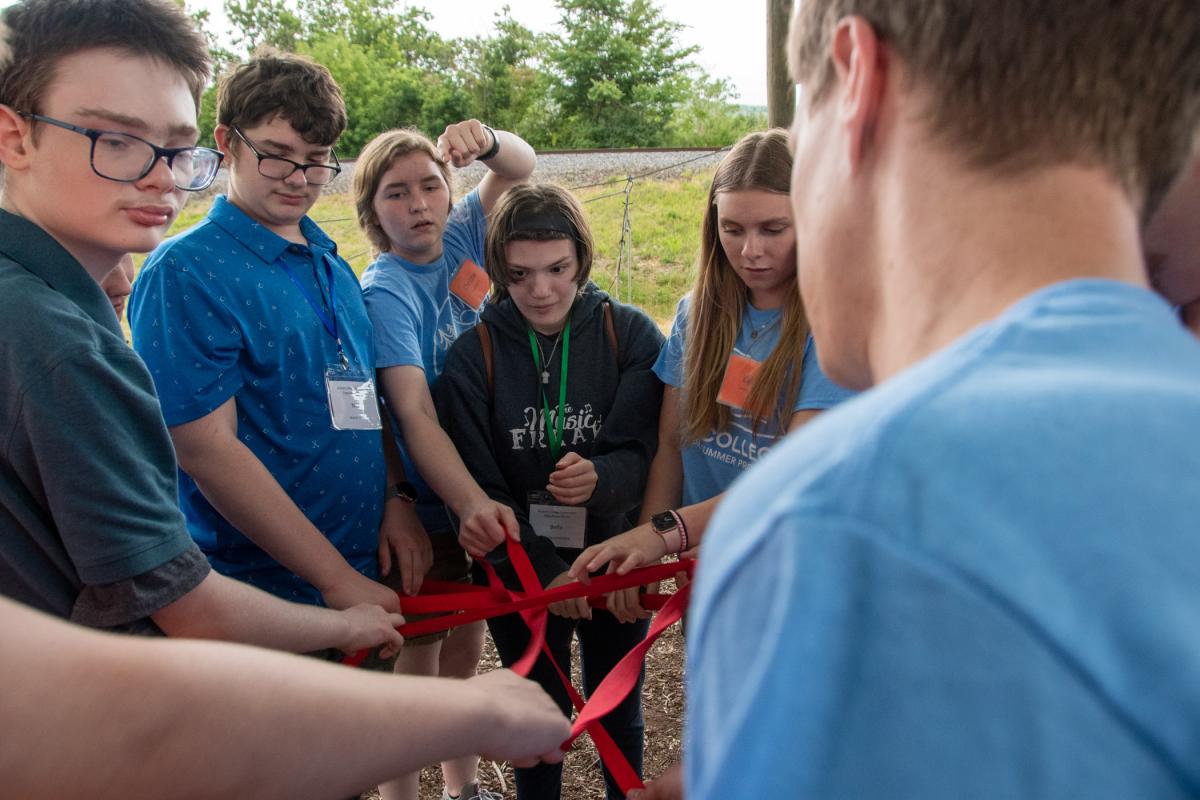 Cooperatively untangling a series of knots
