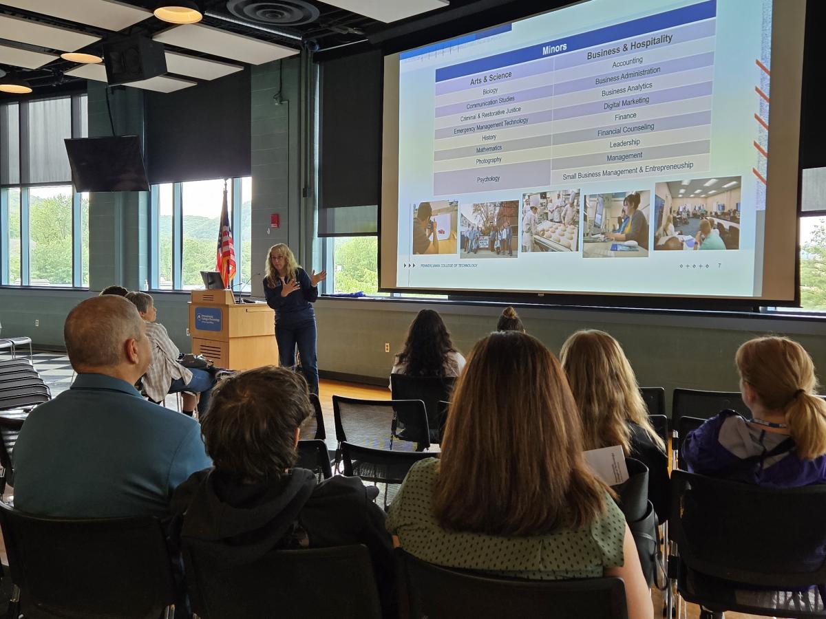 Sue A. Kelley, dean of business, arts and sciences, leads an academic session in Penn's Inn.