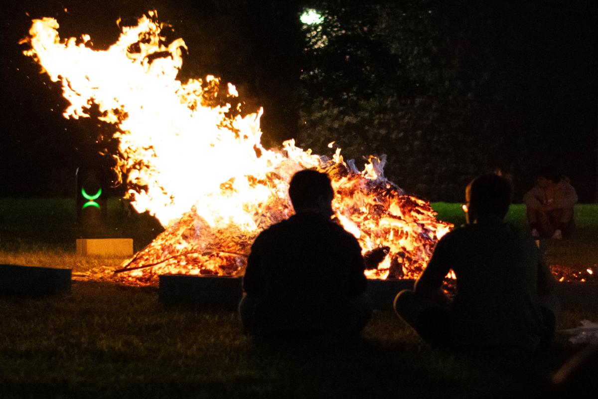 A bonfire adds to the week's cozy welcome.