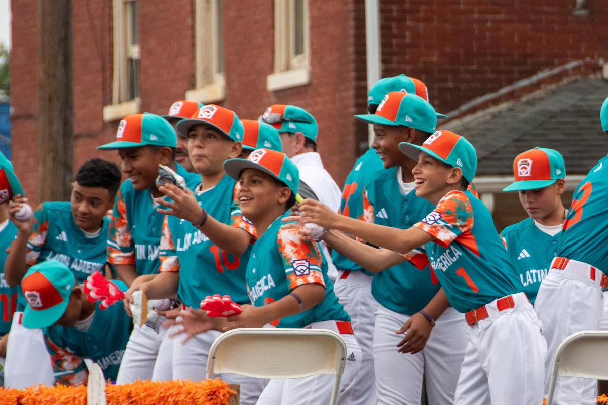 The Latin-American team exchanges goodies with the crowd. The team is from Maracaibo, Venezuela.