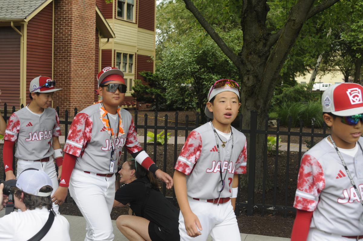The squad from Tokyo makes its way through a throng of photographers.