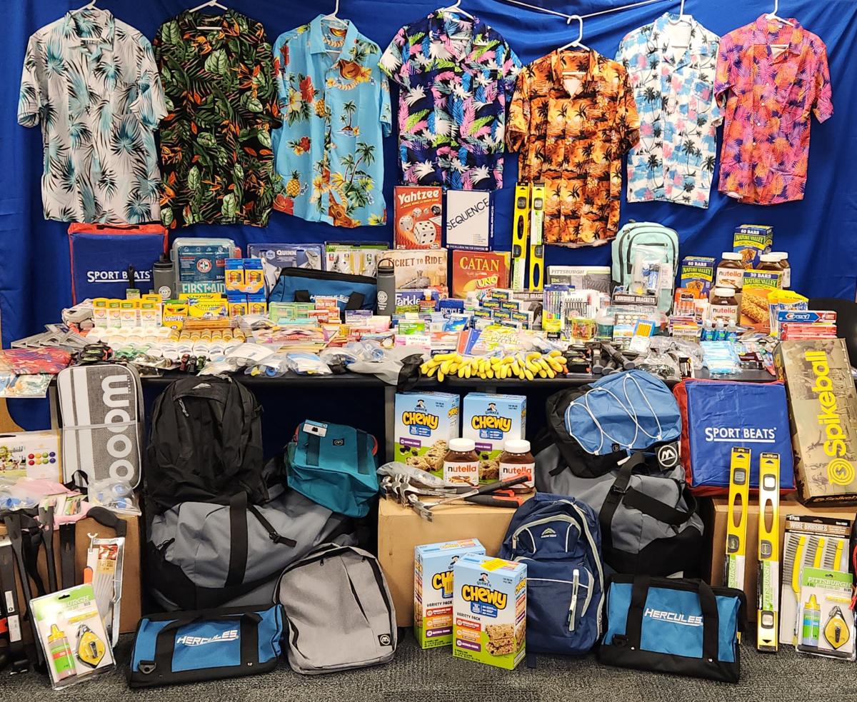 An array of donations received before being packed: tools, medicines, games, school supplies, first aid kits ... and, of course, Hawaiian shirts for the carnival!