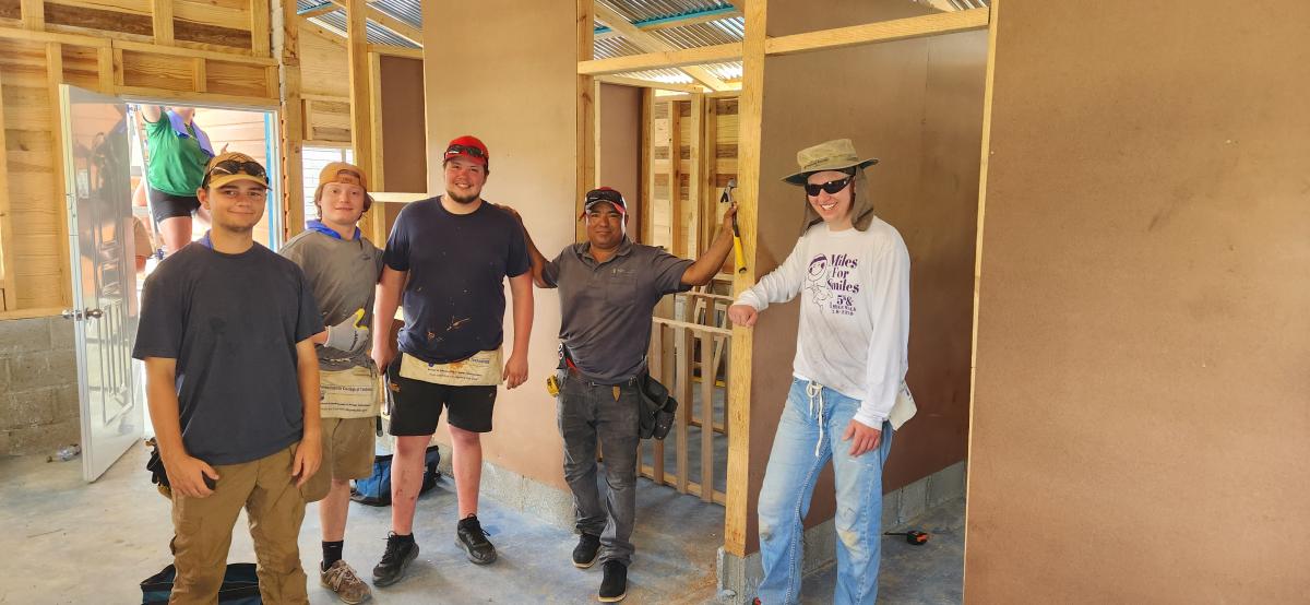 Building interior walls with a Dominican project manager