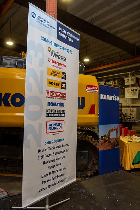 The event's essential sponsors are recognized on a banner of gratitude.