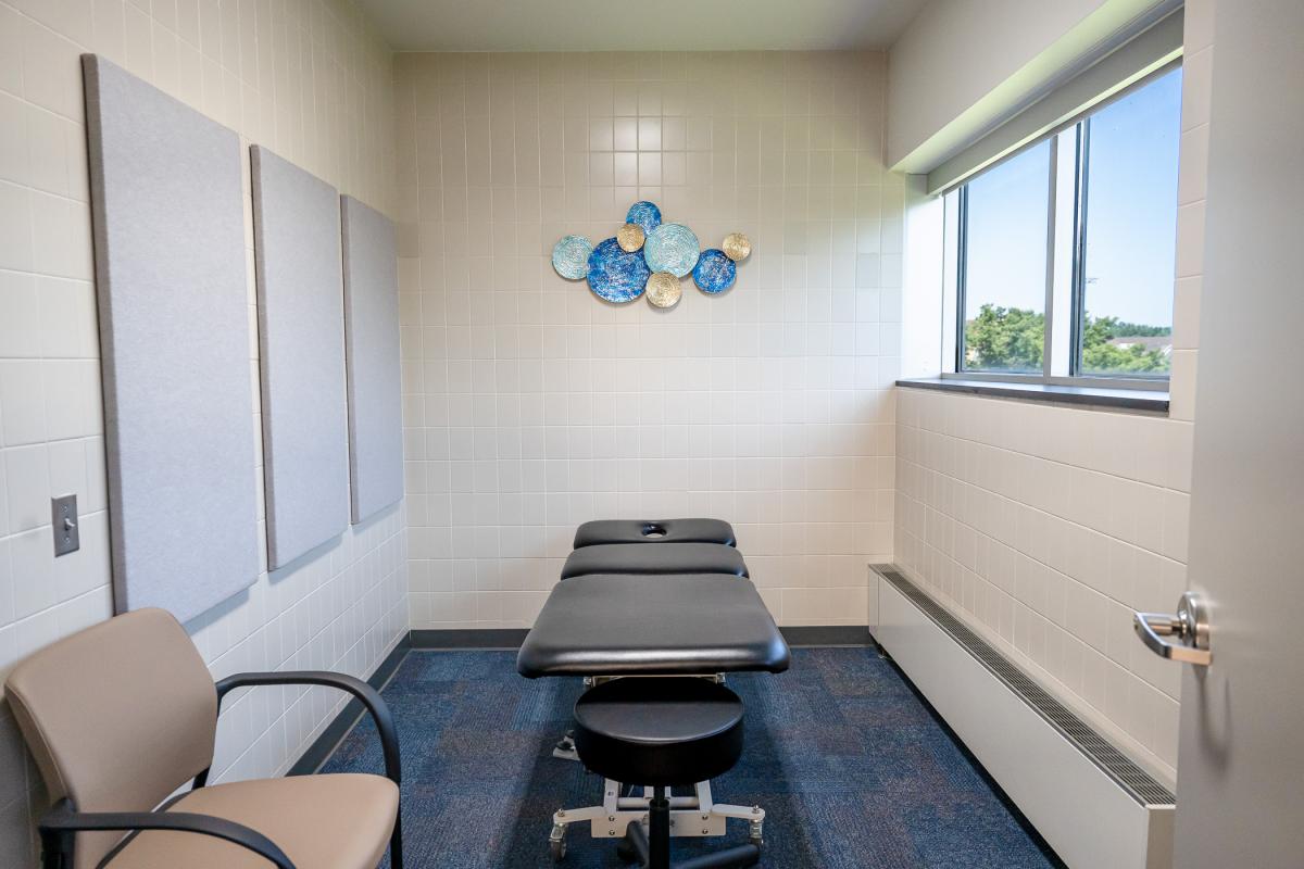A private consultation room inside the clinic.