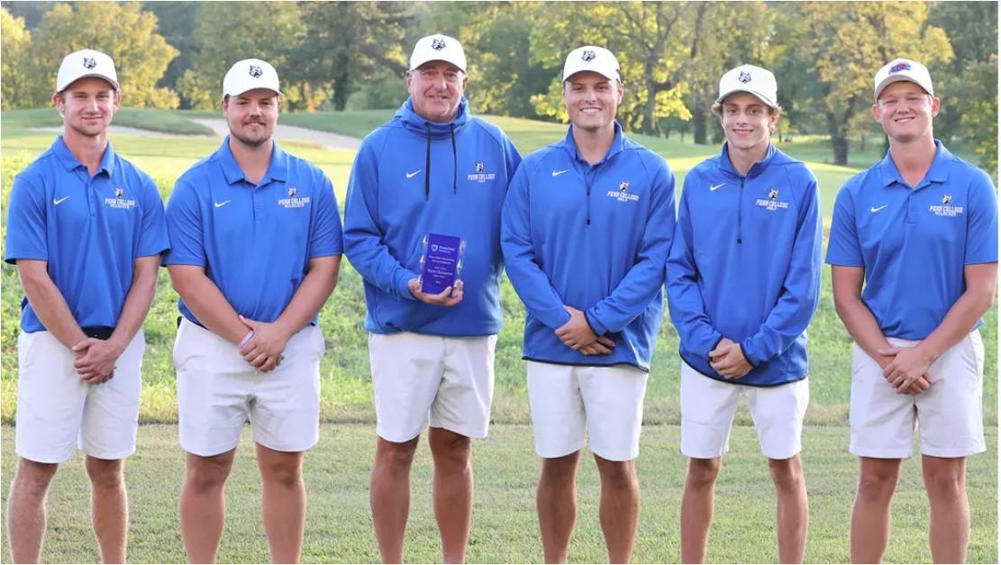 A group photo of the men's golf team, with coach Tom Leeser holding a trophy.