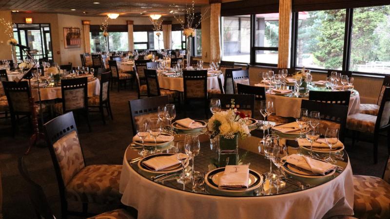 Le Jeune Chef Restaurant, the College's student-operated casual-fine dining facility, offers a gourmet menu and features the area's most extensive wine list.