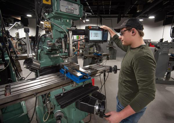 Student work at at milling machine